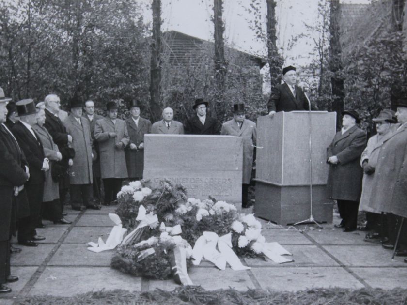 Einweihung des Gedenksteins auf dem Platz der ehemaligen Synagoge, 12. November 1961 (Bildnachweis Stadtarchiv Lübbecke)