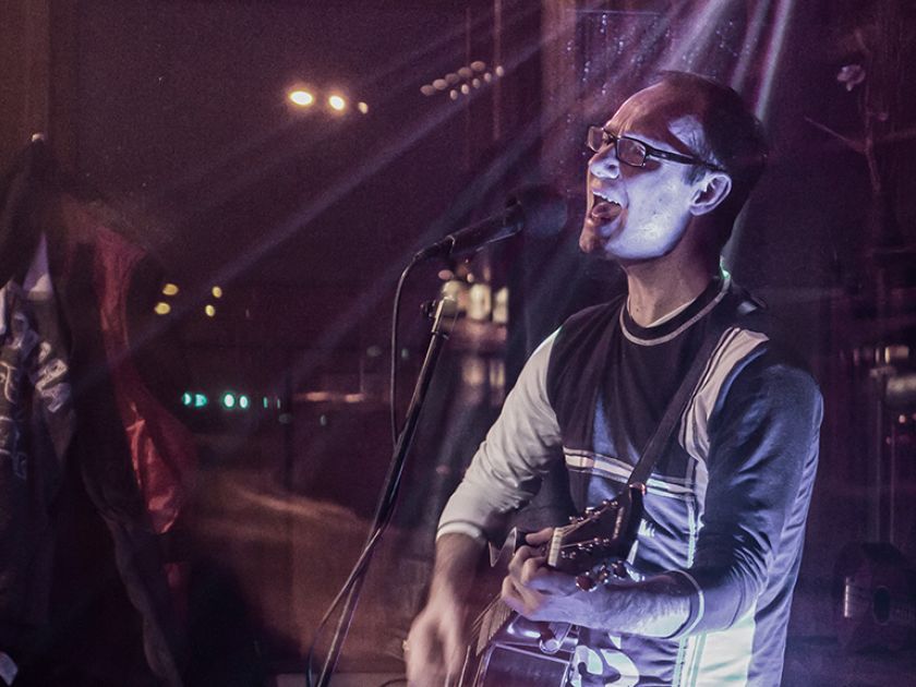 Live Musik unplugged im Bürgerpark Schäppchen mit Hendrik Laxa