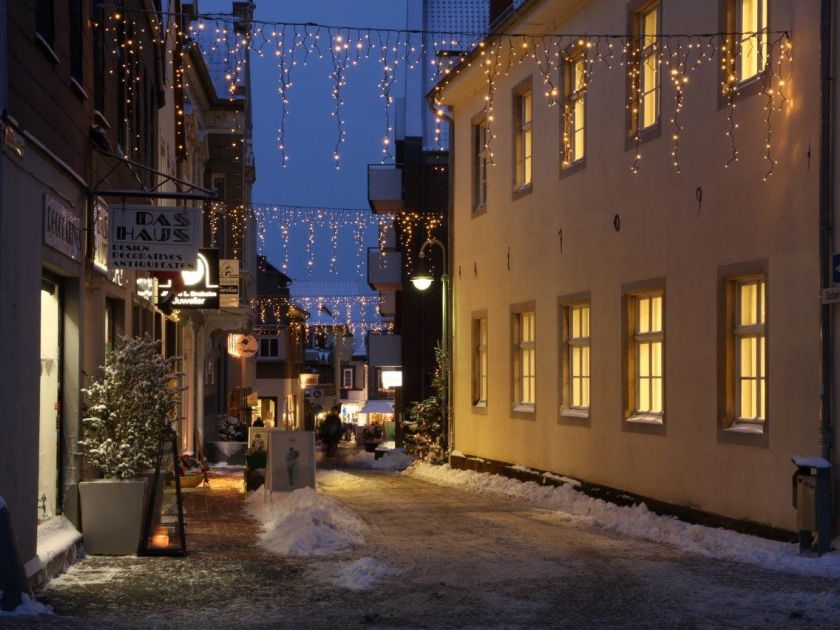 Zur Adventszeit festlich geschmückte Scharrnstraße (Foto: Familie Kütemeier, 2010)