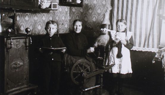 Beisammensein in einem Bauernhaus zur 'Blauen Stunde', um 1920 (Bildnachweis: Stadtarchiv Lübbecke)